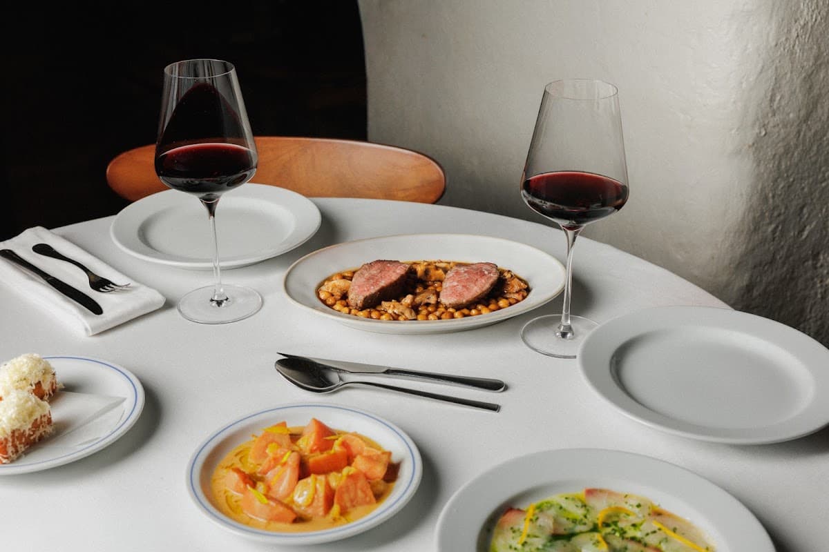 Ofício - Wine & Dining Room
