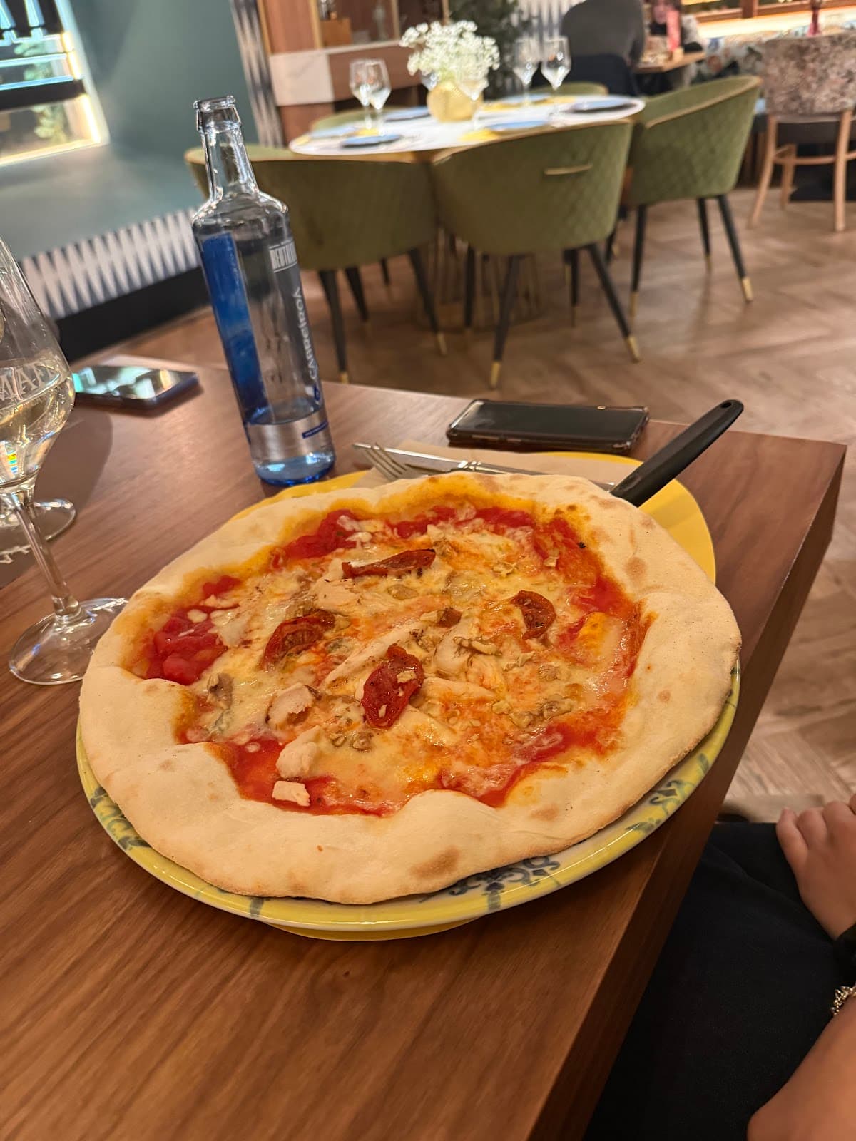 La Famiglia se sienta a la mesa